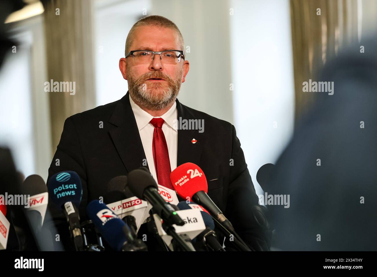 Varsovie, Pologne. 24 avril 2024. Grzegorz Braun, membre du Parlement polonais, s’adresse aux médias lors de la 10e session du Parlement polonais dans le bâtiment du Parlement sur la rue Wiejska. Le parlement discute des questions controversées de l'État de droit. Crédit : SOPA images Limited/Alamy Live News Banque D'Images