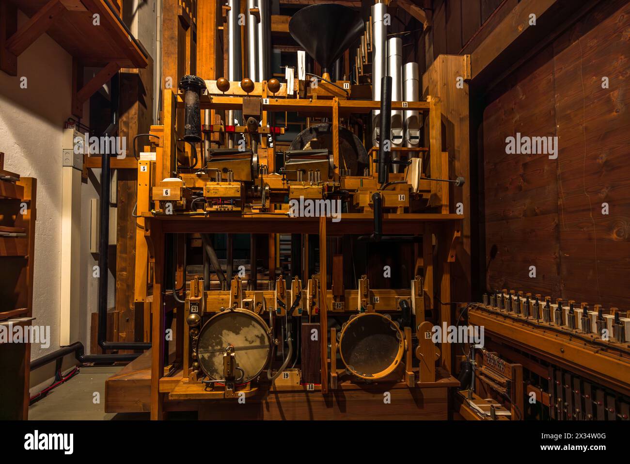 Un regard dans les coulisses de l'orgue Welte. Tous les sons et bruits sont produits avec de l'air comprimé. Filmmuseum, Potsdam, Brandebourg, Allemagne Banque D'Images