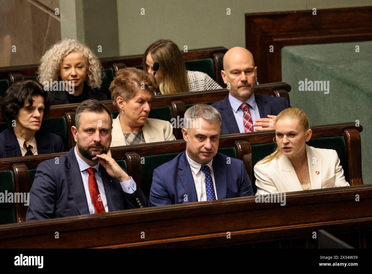 Varsovie, Pologne. 24 avril 2024. Des membres du Cabinet polonais (G-d, première RAW) W?adys?aw Kosiniak-Kamysz, ministre de la Défense, Krzysztof Gawkowski ministre de la numérisation et Barbara Nowacka ministre de l'éducation assistent à la 10e session du Parlement polonais dans le bâtiment du Parlement sur la rue Wiejska. Le parlement discute des questions controversées de l'État de droit. (Photo de Dominika Zarzycka/SOPA images/Sipa USA) crédit : Sipa USA/Alamy Live News Banque D'Images