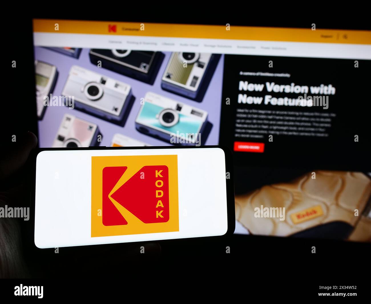 Personne tenant un smartphone avec le logo de la société d'électronique américaine Eastman Kodak Company devant le site Web. Concentrez-vous sur l'affichage du téléphone. Banque D'Images