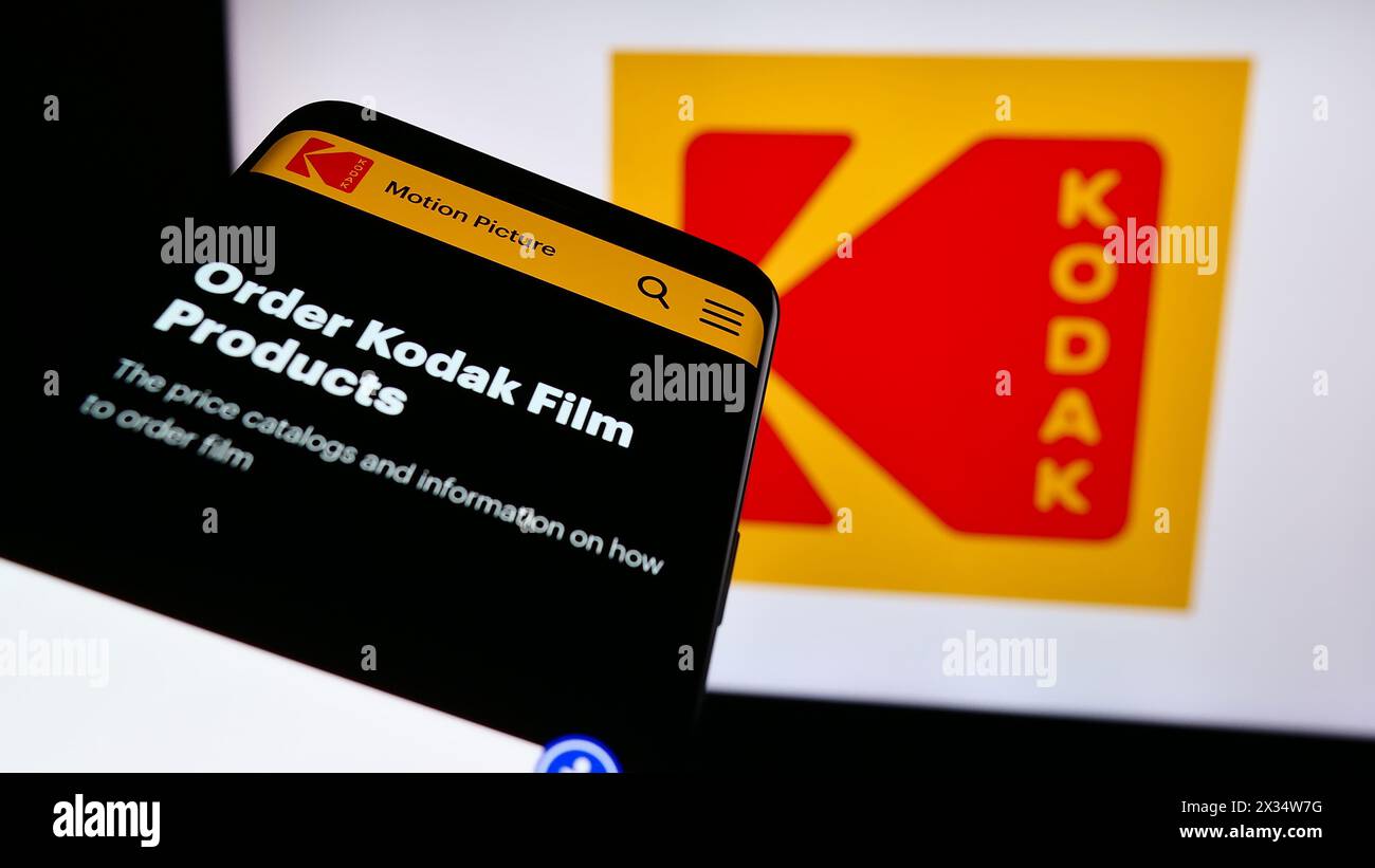 Téléphone portable avec le site Web de la société d'électronique américaine Eastman Kodak Company devant le logo de l'entreprise. Concentrez-vous sur le coin supérieur gauche de l'écran du téléphone. Banque D'Images
