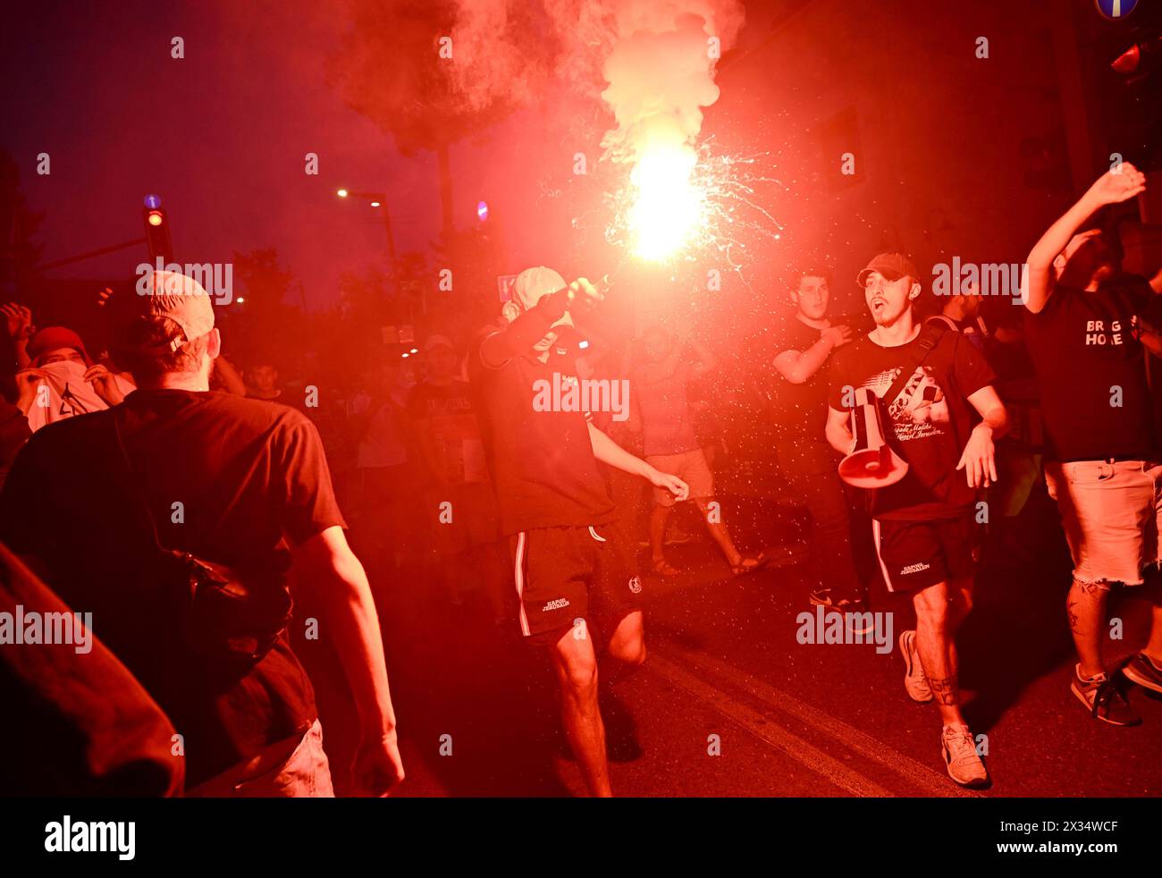 Jérusalem, Israël. 24 avril 2024. Les amis et partisans de Hersh Goldberg-Polin, un américano-israélien, enlevé par le Hamas le 7 octobre au Nova Festival, exigent un accord d'otages devant la résidence du premier ministre Benjamin Netanyahu à Jérusalem le mercredi 24 avril 2024. Aujourd’hui, le Hamas a publié une vidéo de Hersh avec un bras amputé, ce qui était le premier signe qu’il était vivant depuis que le Hamas l’a emmené à Gaza à l’arrière d’un camion il y a 201 jours. Photo de Debbie Hill/ crédit : UPI/Alamy Live News Banque D'Images