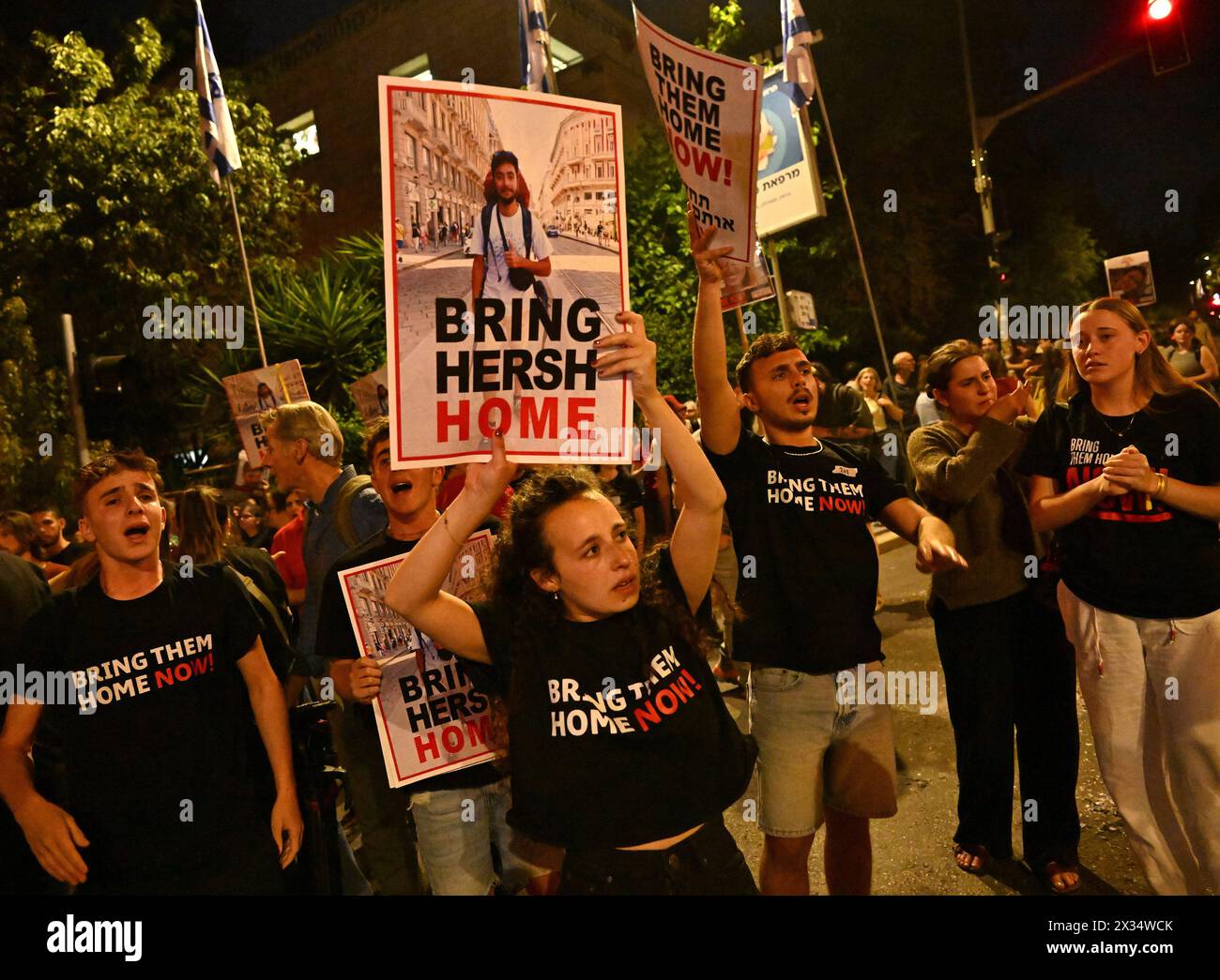 Jérusalem, Israël. 24 avril 2024. Les amis et partisans de Hersh Goldberg-Polin, un américano-israélien, enlevé par le Hamas le 7 octobre au Nova Festival, exigent un accord d'otages devant la résidence du premier ministre Benjamin Netanyahu à Jérusalem le mercredi 24 avril 2024. Aujourd’hui, le Hamas a publié une vidéo de Hersh avec un bras amputé, ce qui était le premier signe qu’il était vivant depuis que le Hamas l’a emmené à Gaza à l’arrière d’un camion il y a 201 jours. Photo de Debbie Hill/ crédit : UPI/Alamy Live News Banque D'Images