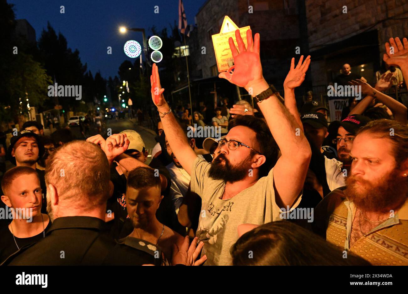 Jérusalem, Israël. 24 avril 2024. Les amis et partisans de Hersh Goldberg-Polin, un américano-israélien, enlevé par le Hamas le 7 octobre au Nova Festival, exigent un accord d'otages devant la résidence du premier ministre Benjamin Netanyahu à Jérusalem le mercredi 24 avril 2024. Aujourd’hui, le Hamas a publié une vidéo de Hersh avec un bras amputé, ce qui était le premier signe qu’il était vivant depuis que le Hamas l’a emmené à Gaza à l’arrière d’un camion il y a 201 jours. Photo de Debbie Hill/ crédit : UPI/Alamy Live News Banque D'Images
