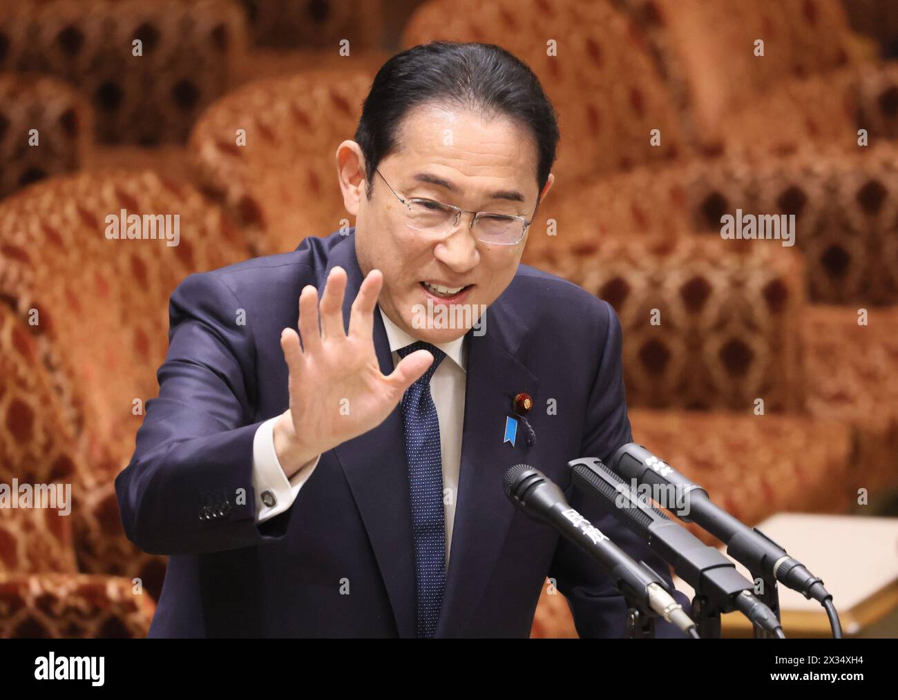 Tokyo, Japon. 24 avril 2024. Le premier ministre japonais Fumio Kishida répond à une question lors de la session du comité budgétaire de la Chambre haute à la Diète nationale à Tokyo le mercredi 24 avril 2024. (Photo de Yoshio Tsunoda/AFLO) Banque D'Images