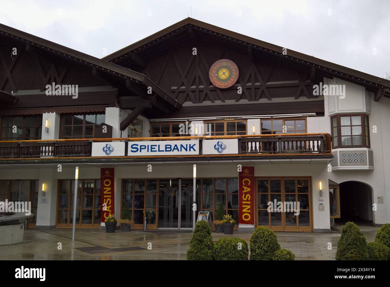 Die Spielbanken Bayern sind öffentliche Unternehmen des Freistaates Bayern und gehören zur staatlichen Lotterieverwaltung in Bayern mit Sitz in München. Foto : Spielbank bzw Casino à Garmisch - Partenkirchen, gegründet 1955 *** les casinos bavarois sont des sociétés publiques de l'État libre de Bavière et appartiennent à l'administration de la loterie de l'État bavarois basée à Munich photo Casino à Garmisch Partenkirchen, fondée en 1955 Banque D'Images