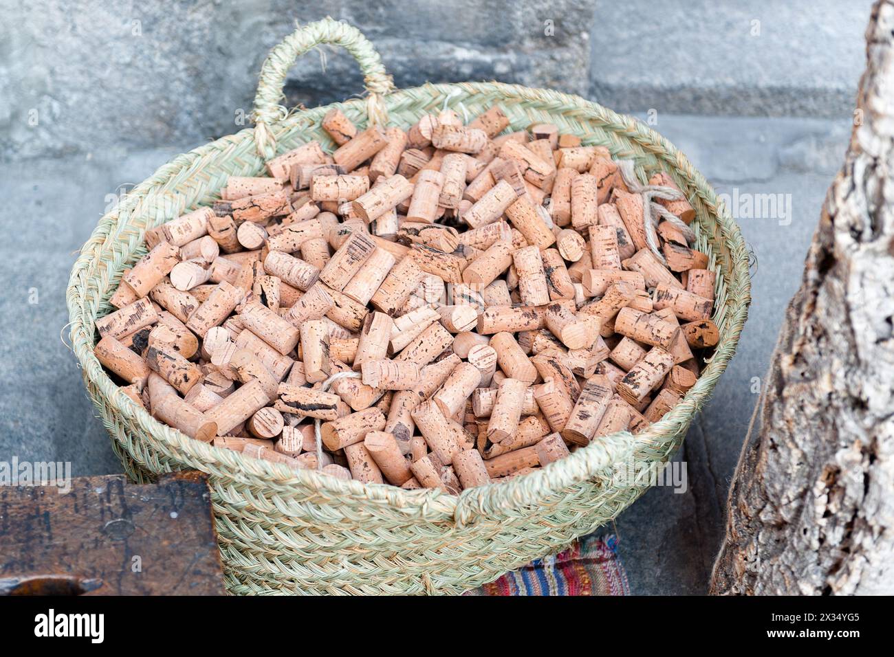 divers bouchons au premier plan sur le plateau Banque D'Images