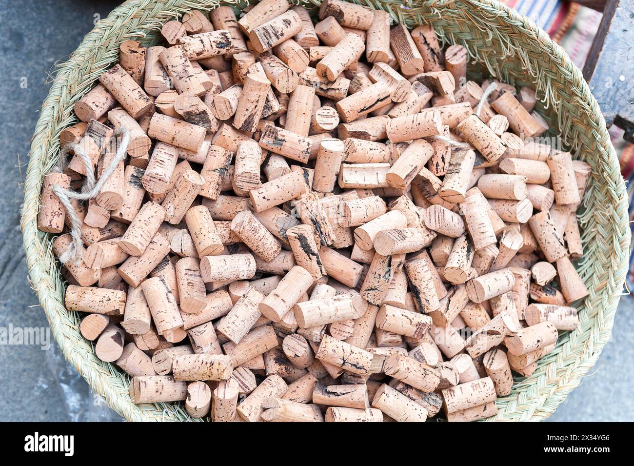 divers bouchons au premier plan sur le plateau Banque D'Images