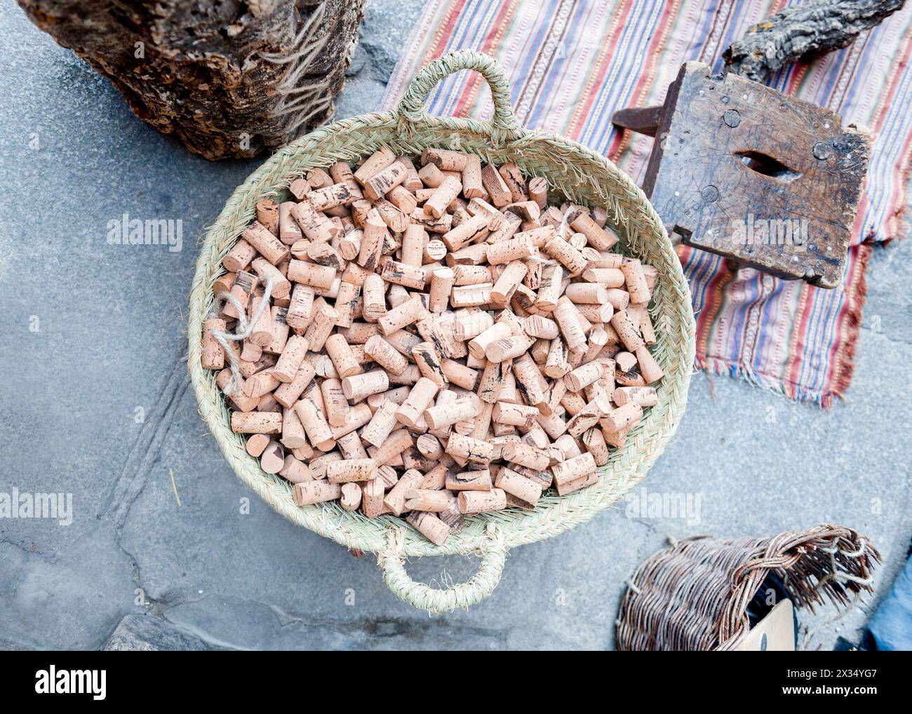 divers bouchons au premier plan sur le plateau Banque D'Images