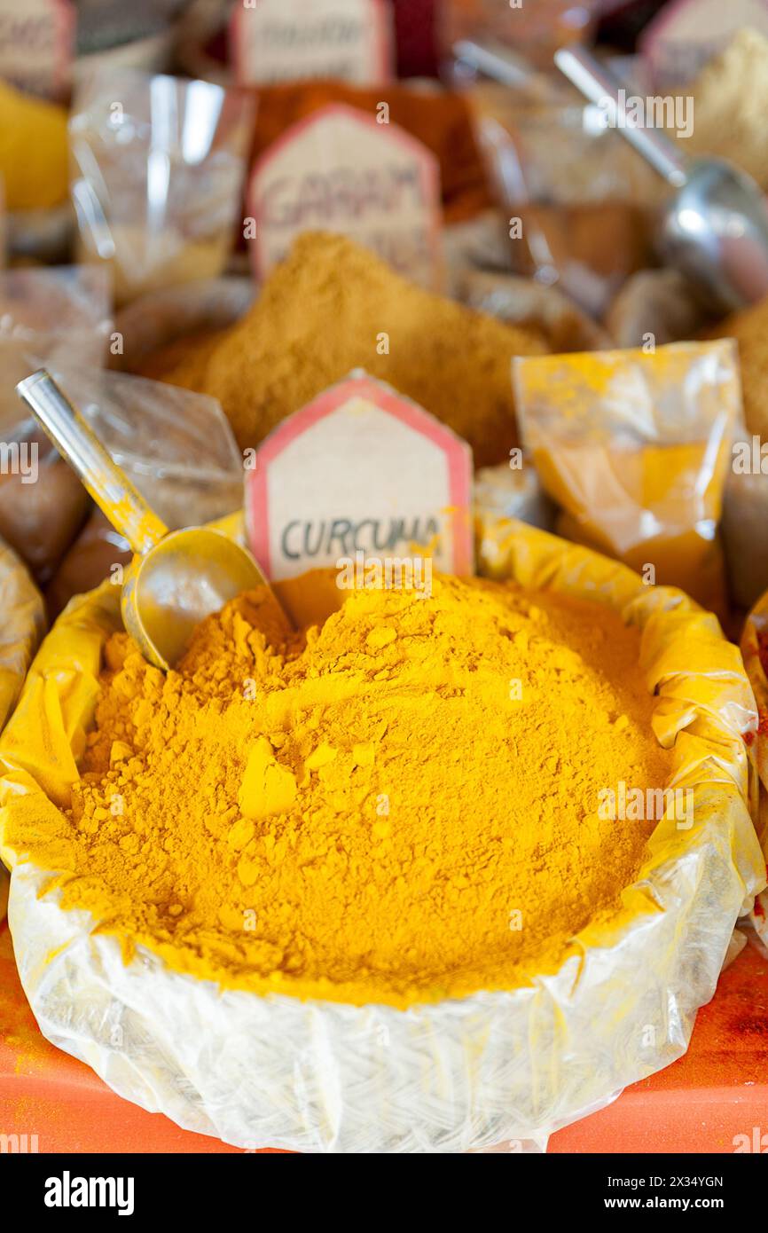 poudre de paprika isolée au premier plan avec une couleur intense Banque D'Images