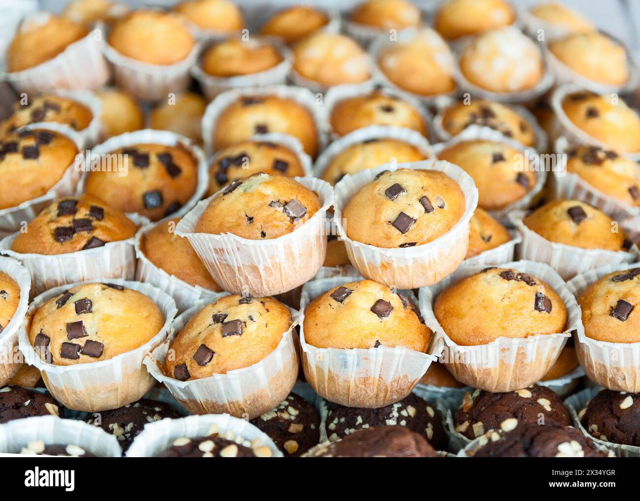muffins aux pépites de chocolat au premier plan empilés ensemble Banque D'Images