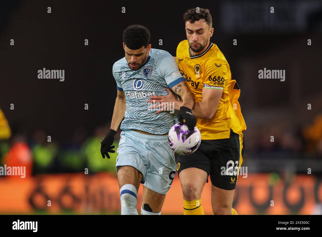 Wolverhampton, Royaume-Uni. 24 avril 2024. Dominic Solanke de Bournemouth et Max Kilman de Wolverhampton Wanderers se battent pour le ballon lors du match de premier League Wolverhampton Wanderers vs Bournemouth à Molineux, Wolverhampton, Royaume-Uni, 24 avril 2024 (photo de Gareth Evans/News images) à Wolverhampton, Royaume-Uni, le 24/04/2024. (Photo de Gareth Evans/News images/SIPA USA) crédit : SIPA USA/Alamy Live News Banque D'Images