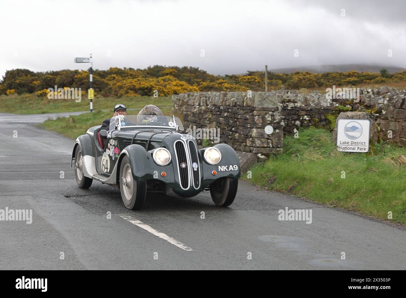 Une Fraser Nash BMW 328 1938 quitte Caldbeck, Cumbria. La voiture participe au Flying Scotsman Rally, un événement public gratuit. Banque D'Images
