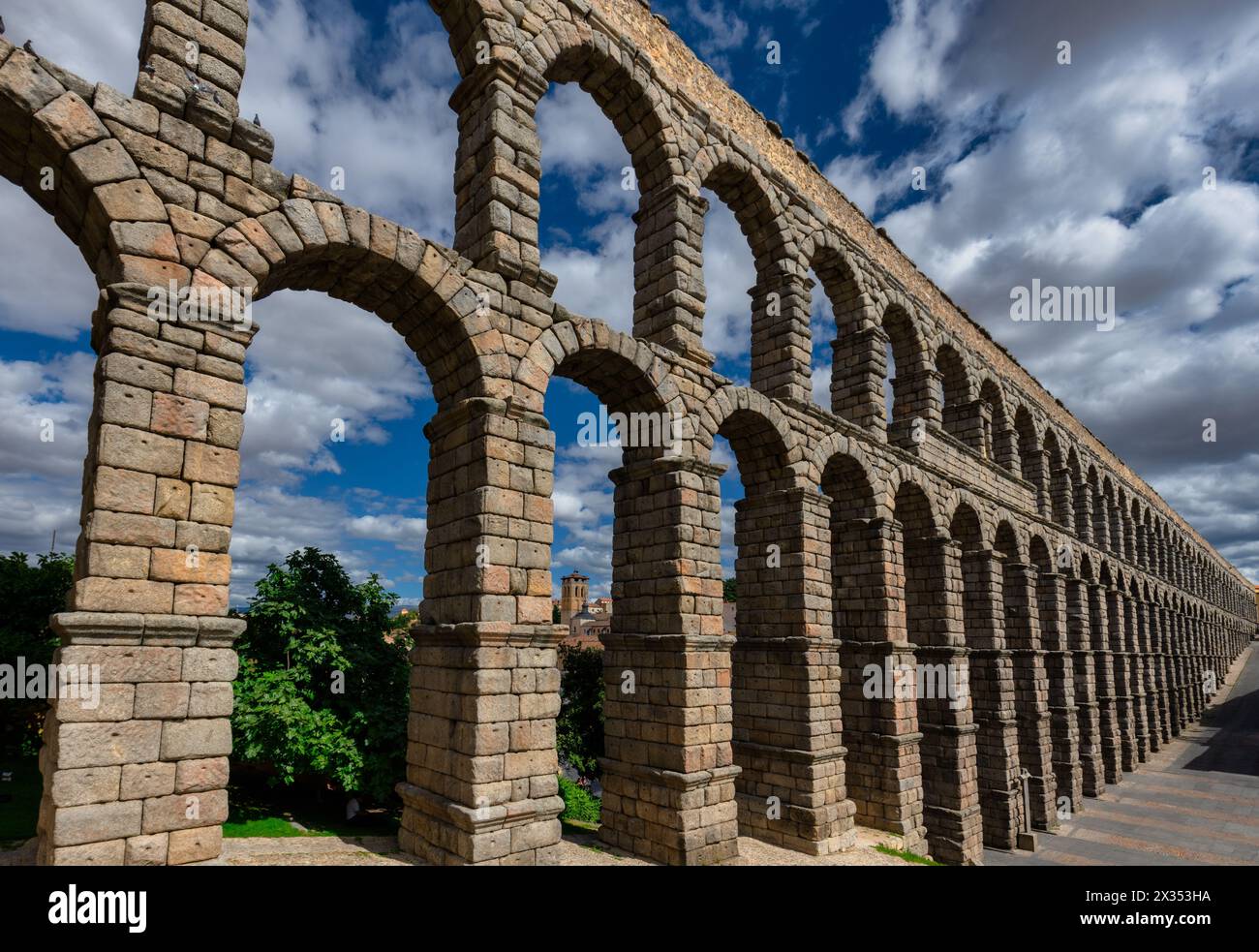 Ancien aqueduc romain sur la place Plaza del Azoguejo et anciennes villes bâties à Ségovie, Espagne Banque D'Images