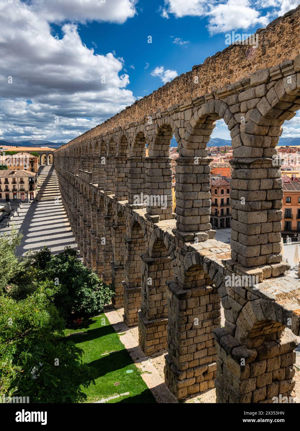 Ancien aqueduc romain sur la place Plaza del Azoguejo et anciennes villes bâties à Ségovie, Espagne Banque D'Images