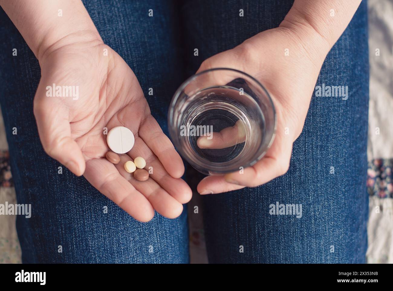 Pilules avec médicaments, dépendance aux suppléments et surdose, prescription de médicaments, comprimés de pharmacie, soins de santé et traitement Banque D'Images