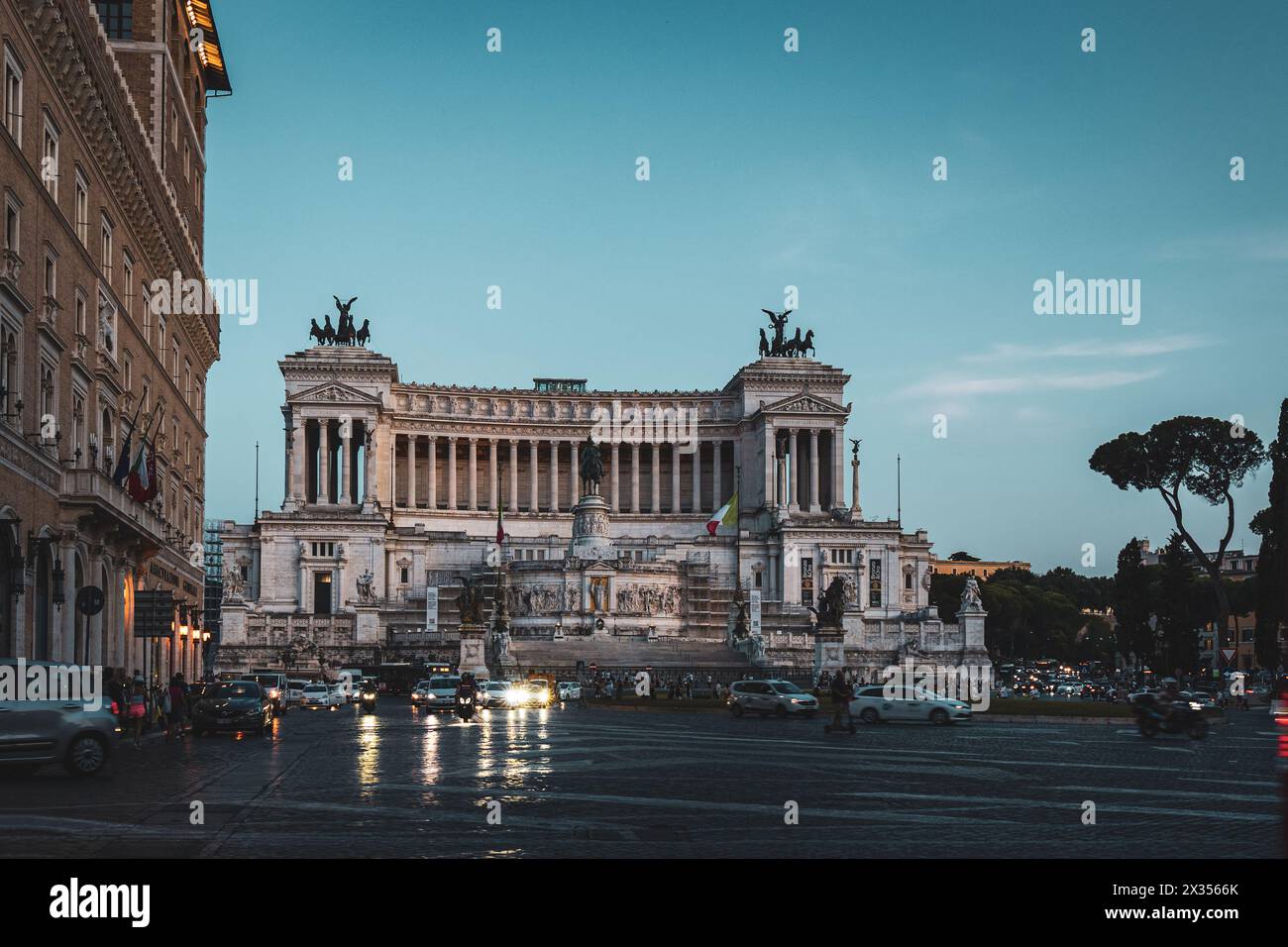 Rome, Italie - 13 juillet 2023 : le Monument National à Vittorio Emanuele II vu d'un rond-point sur la Piazza Venezia. Banque D'Images