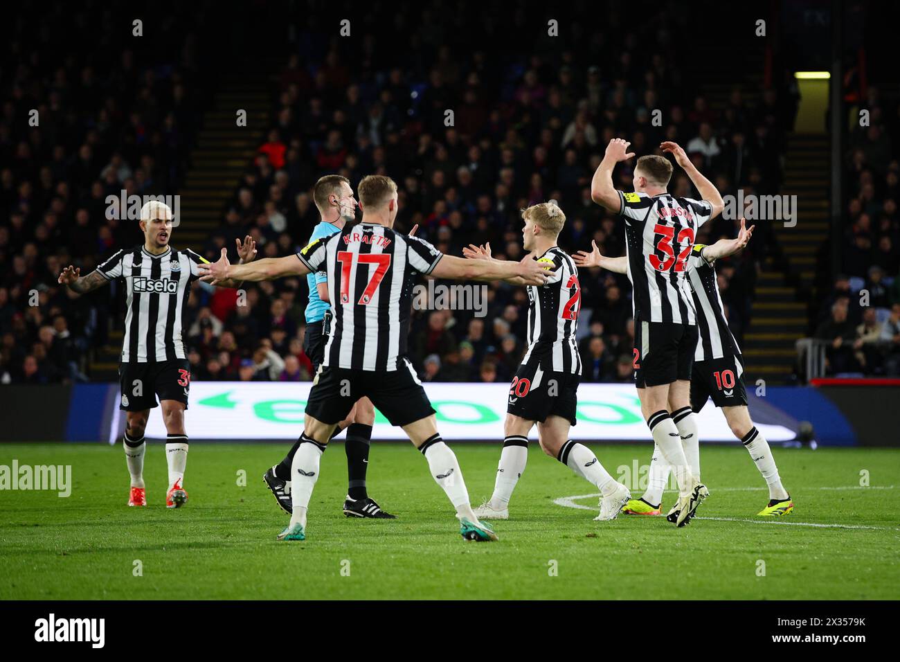 LONDRES, Royaume-Uni - 24 avril 2024 : les joueurs de Newcastle United entourent l'arbitre Tom Bramall et demandent une pénalité lors du match de premier League entre Crystal Palace FC et Newcastle United FC à Selhurst Park (crédit : Craig Mercer/ Alamy Live News) Banque D'Images