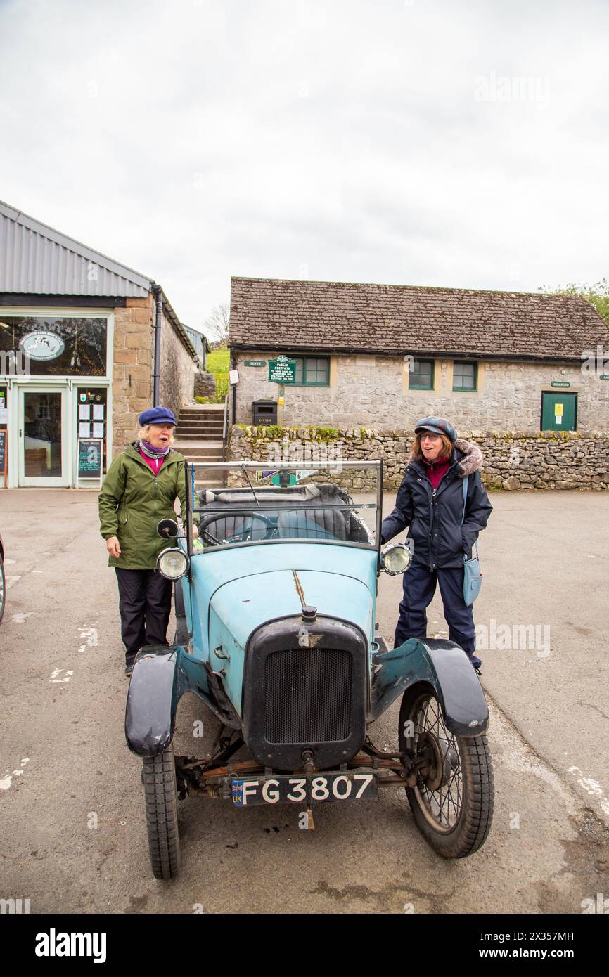 Vintage Austin 7 voiture classique de 1928 étant conduit à travers le village de Hartington dans le Peak District anglais Banque D'Images