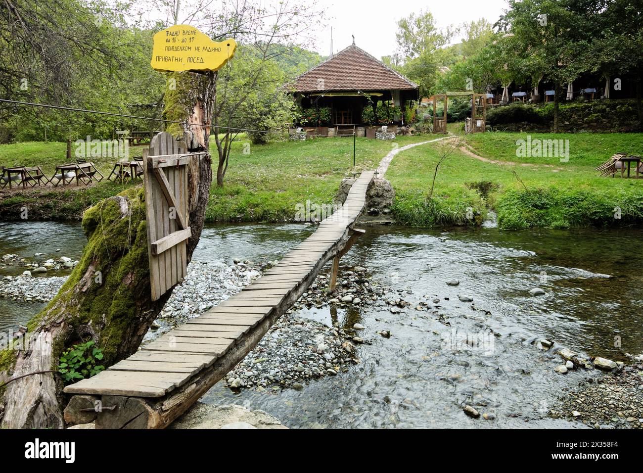 Passerelle en bois à la maison ethno-écologique 'skok po skok' le long du sentier menant à la source de la rivière Gradac, Serbie Banque D'Images