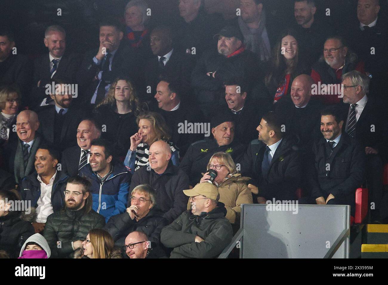 LONDRES, Royaume-Uni - 24 avril 2024 : Ant McPartlin et Declan Donnelly partagent une blague avec les directeurs de Newcastle United Amanda Staveley et Mehrdad Ghodoussi lors du match de premier League entre Crystal Palace FC et Newcastle United FC à Selhurst Park (crédit : Craig Mercer/ Alamy Live News) Banque D'Images