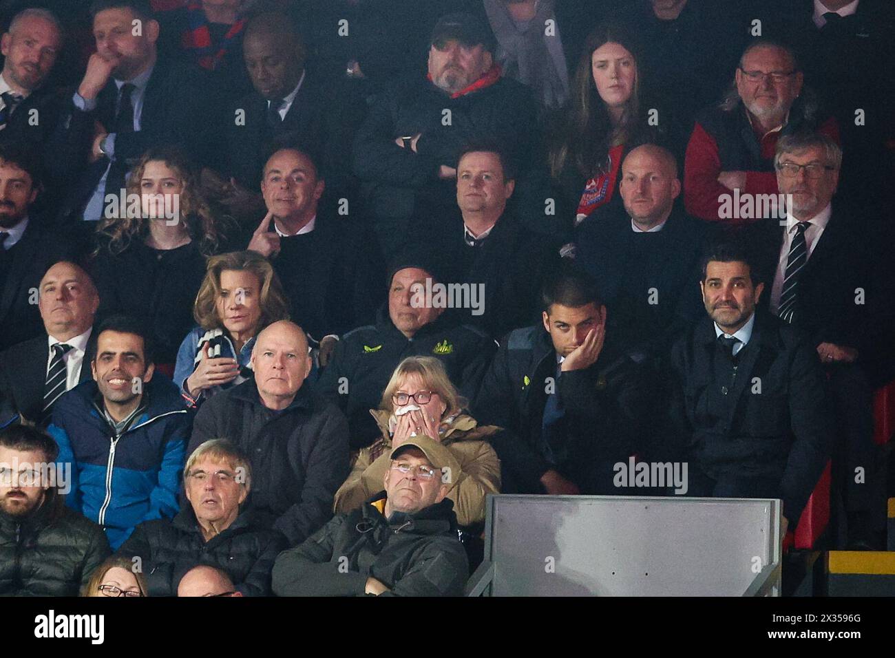 LONDRES, Royaume-Uni - 24 avril 2024 : Ant McPartlin et Declan Donnelly regardent avec les directeurs de Newcastle United Amanda Staveley et Mehrdad Ghodoussi lors du match de premier League entre Crystal Palace FC et Newcastle United FC à Selhurst Park (crédit : Craig Mercer/ Alamy Live News) Banque D'Images