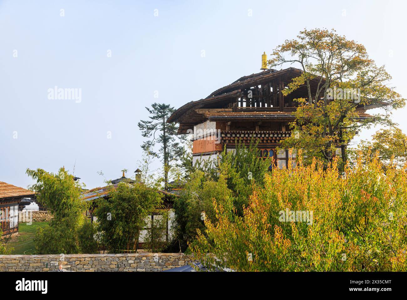 Temple historique Lingka Lhakhang en cours de restauration dans le parc de l'hôtel Amankora Jakar, Jakar, Bumthang, Bhoutan, vu de l'hôtel Banque D'Images