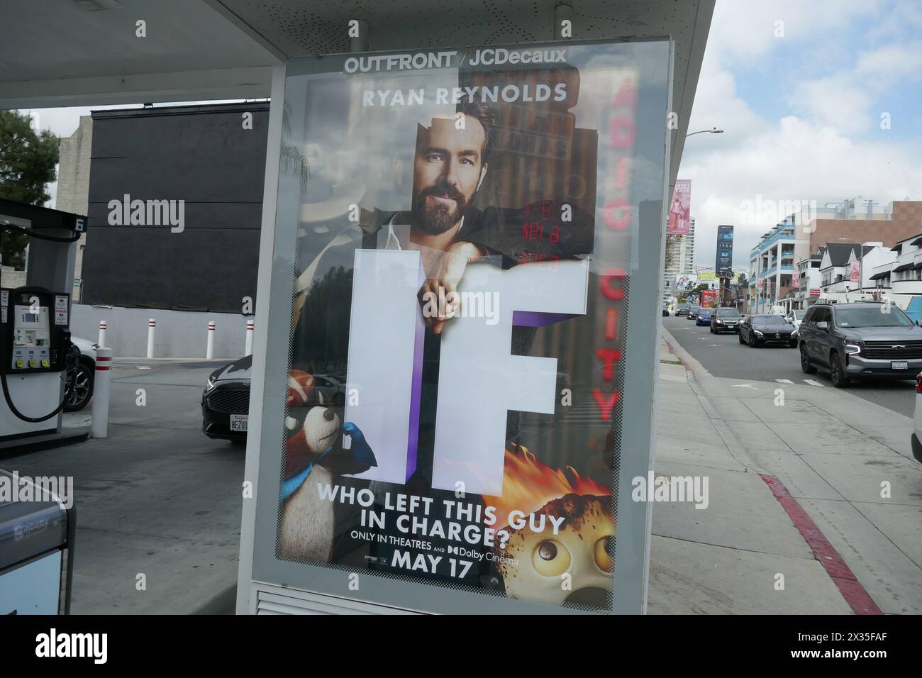 Los Angeles, Californie, USA 24 avril 2024 IF bus Stop sur Sunset Blvd le 24 avril 2024 à Los Angeles, Californie, USA. Photo de Barry King/Alamy Stock photo Banque D'Images