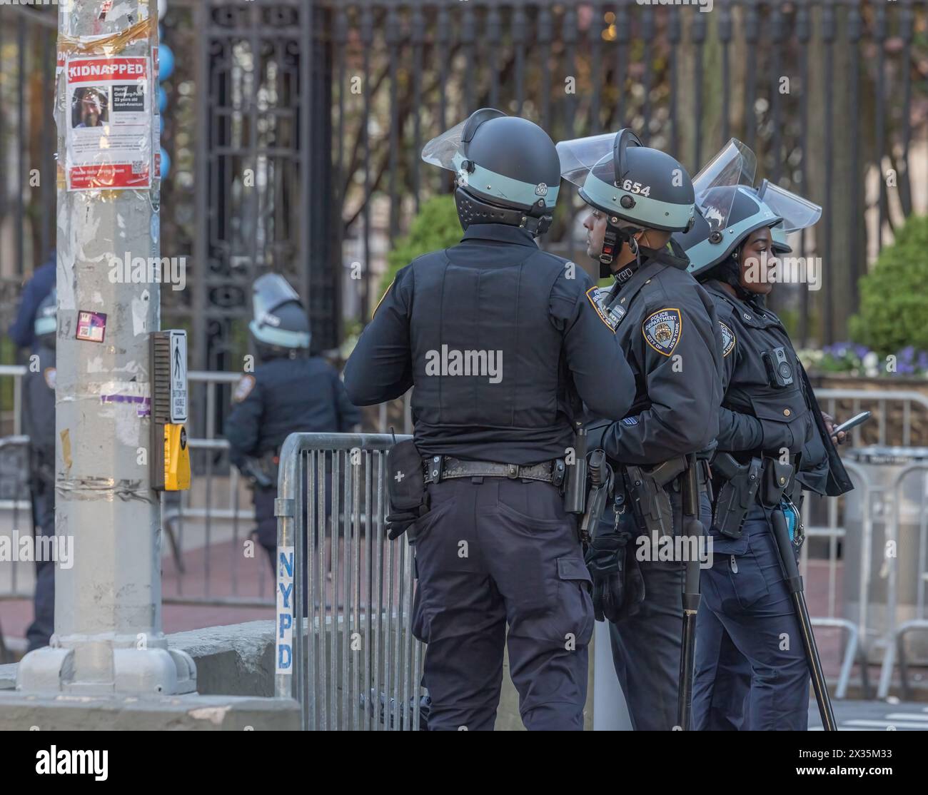 NEW YORK, N.Y. -- 22 avril 2024 : des policiers de New York sont vus près du campus de l'Université Columbia lors de manifestations pro-palestiniennes. Banque D'Images