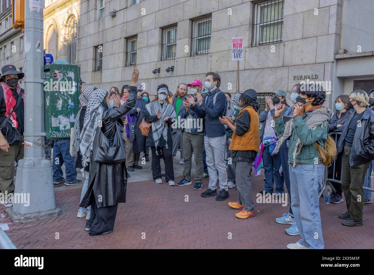 NEW YORK, NEW York – 22 avril 2024 : des manifestants pro-palestiniens se rassemblent devant le campus de l’Université Columbia à Manhattan. Banque D'Images