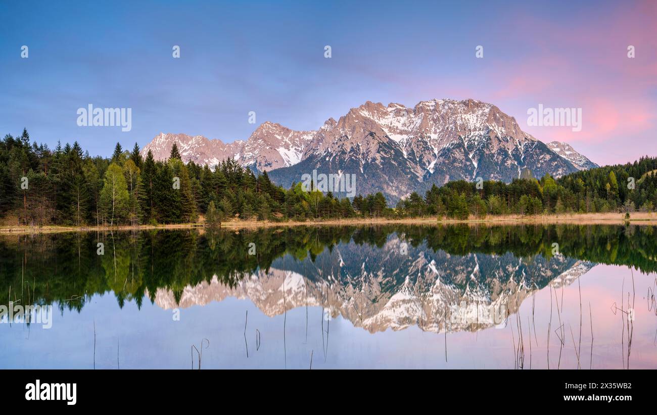 Karwendel reflété dans le Luttensee, coucher de soleil, Mittenwald, Werdenfelser Land, haute-Bavière, Bavière, Allemagne Banque D'Images