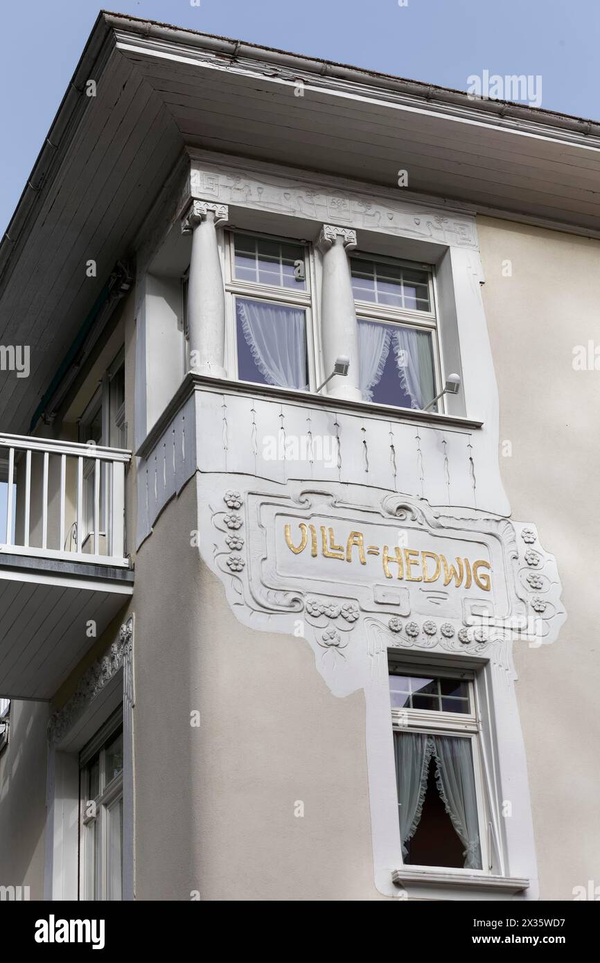 Villa Hedwig lettrage, façade Art Nouveau de 1902, anciennement hôpital privé du Dr Albert Fraenkel, Badenweiler dans la Forêt Noire Banque D'Images
