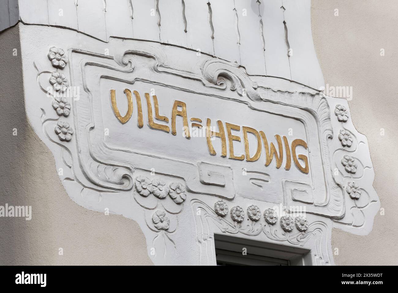 Villa Hedwig lettrage, façade Art Nouveau de 1902, anciennement hôpital privé du Dr Albert Fraenkel, Badenweiler dans la Forêt Noire Banque D'Images