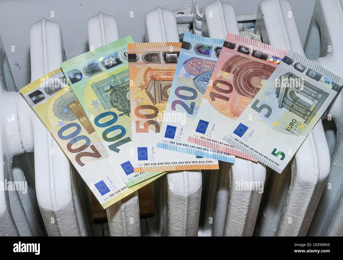 Symbole photo coûts d'énergie, radiateur, radiateur, argent, euro Banque D'Images