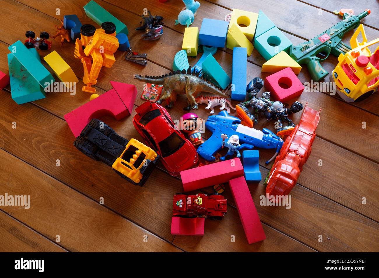 Jouets pour enfants posés sur un plancher en bois. Cette Assemblée a depuis été démolie. Banque D'Images