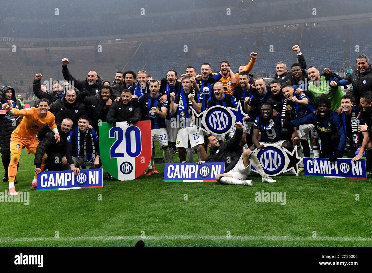 Les joueurs et le personnel du FC Internazionale célèbrent la victoire du championnat italien à la fin du match de Serie A entre l'AC Milan et le FC Internazionale au stade San Siro de Milan (Italie), le 22 avril 2023. Le FC Internazionale a remporté le 20e 'scudetto' de son histoire. Banque D'Images