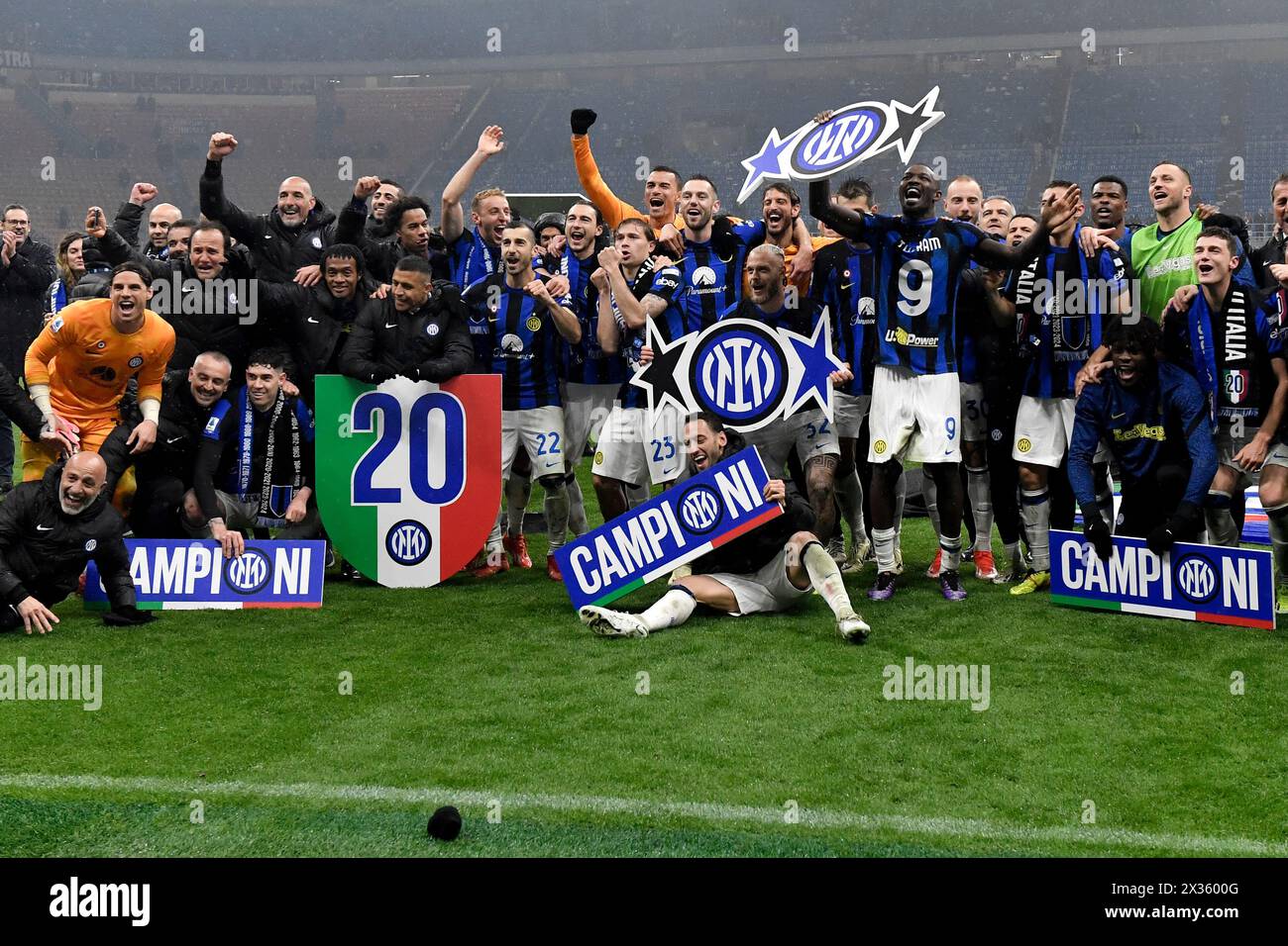 Les joueurs et le personnel du FC Internazionale célèbrent la victoire du championnat italien à la fin du match de Serie A entre l'AC Milan et le FC Internazionale au stade San Siro de Milan (Italie), le 22 avril 2023. Le FC Internazionale a remporté le 20e 'scudetto' de son histoire. Banque D'Images