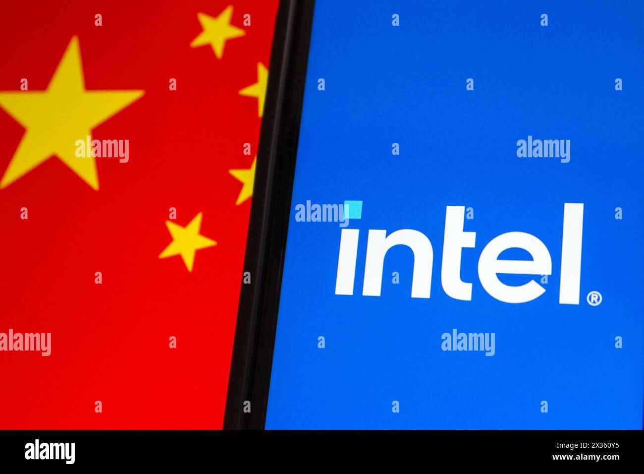 Vancouver, CANADA - 23 avril 2024 : logo Intel vu sur iPhone sur fond de drapeau chinois. Intel Corporation et la Chine, concept de conflit de puces étrangères. Banque D'Images