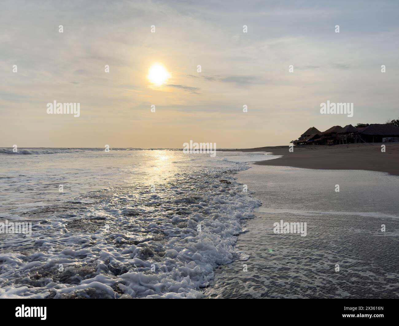 Vague de l'océan à fond de plage dans des couleurs d'or crépusculaire Banque D'Images