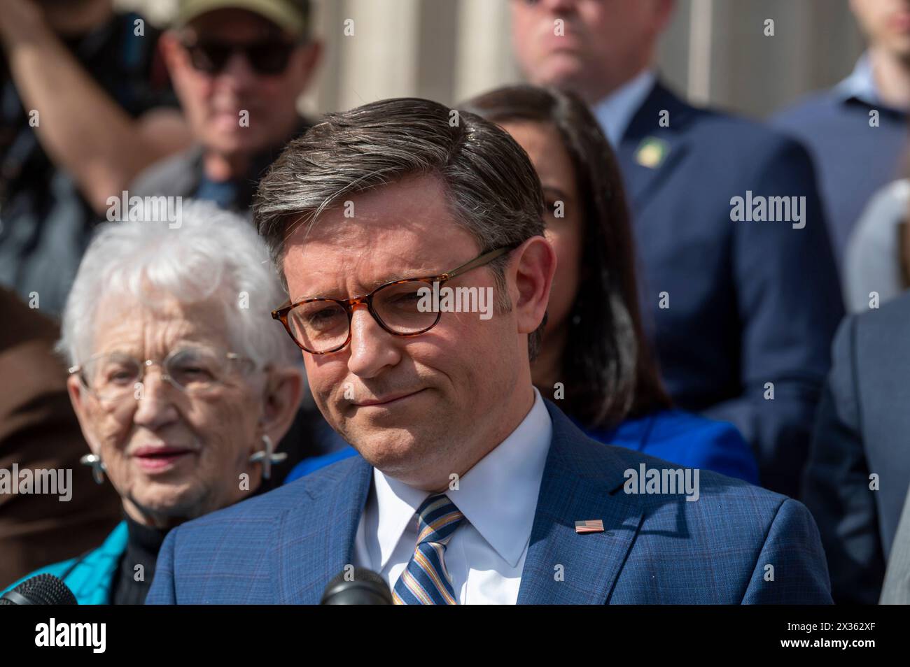 New York, New York, États-Unis. 24 avril 2024. (NOUVEAU) le conférencier Johnson prononce une allocution sur l'antisémitisme à l'Université Columbia. 24 avril 2024, New York, New York, États-Unis : le président de la Chambre Mike Johnson (R-LA) prend la parole lors d'une conférence de presse à l'Université Columbia le 24 avril 2024 à New York. Johnson a visité le campus alors que les administrateurs de l'école et les manifestants étudiants pro-palestiniens ont progressé dans les négociations après que l'école a fixé une date limite de minuit pour les étudiants pour dissoudre le campement, et convenu d'une prolongation de 48 heures. Johnson a appelé à la démission de Columbia Universi Banque D'Images