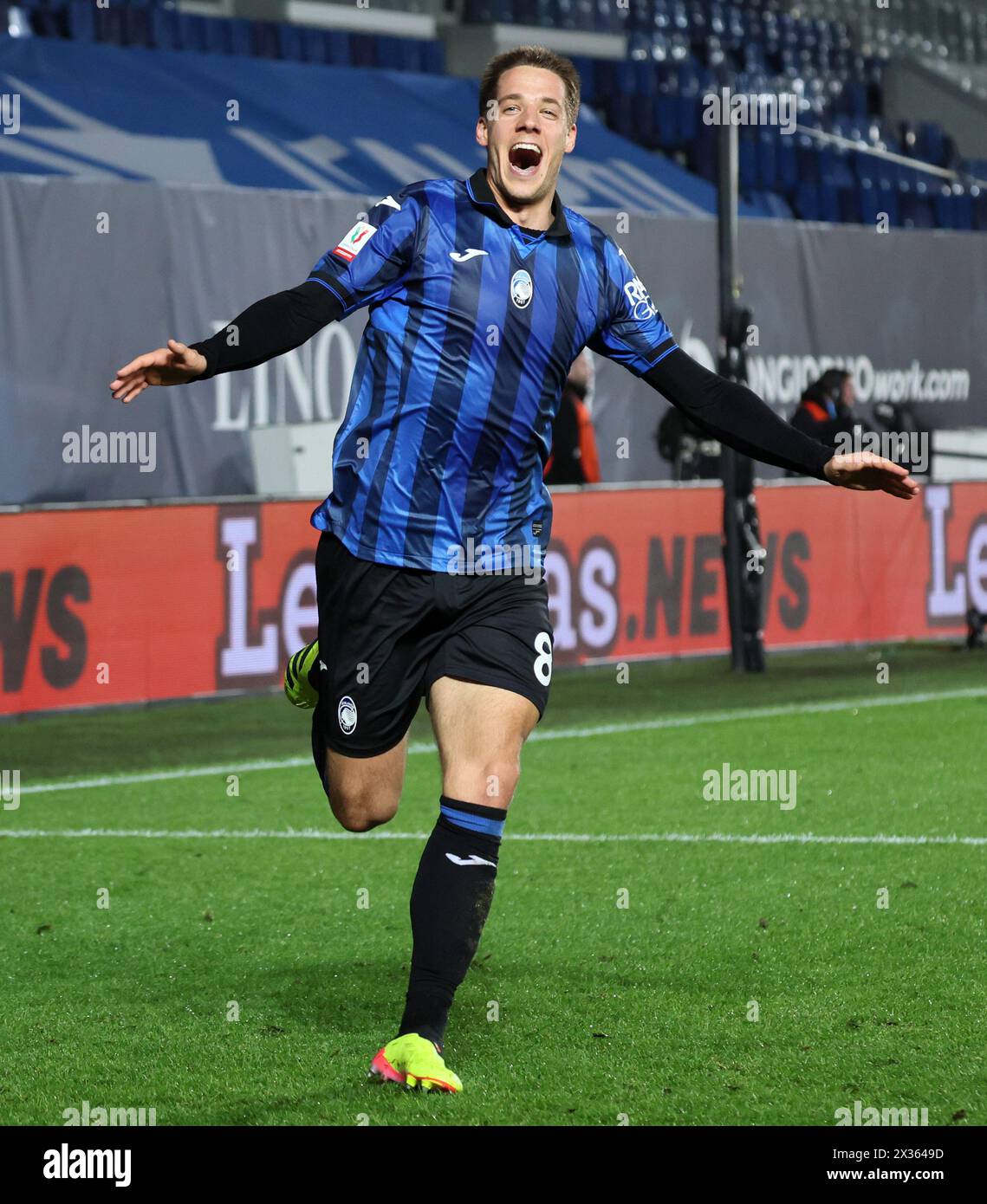 (240425) -- BERGAME, 25 avril 2024 (Xinhua) -- Mario Pasalic d'Atalanta célèbre son but lors de la demi-finale de la Coupe d'Italie de football de 2e manche entre Atalanta et Fiorentina à Bergame, Italie, avril. 24, 2024. (Photo Alberto Lingria/Xinhua) Banque D'Images