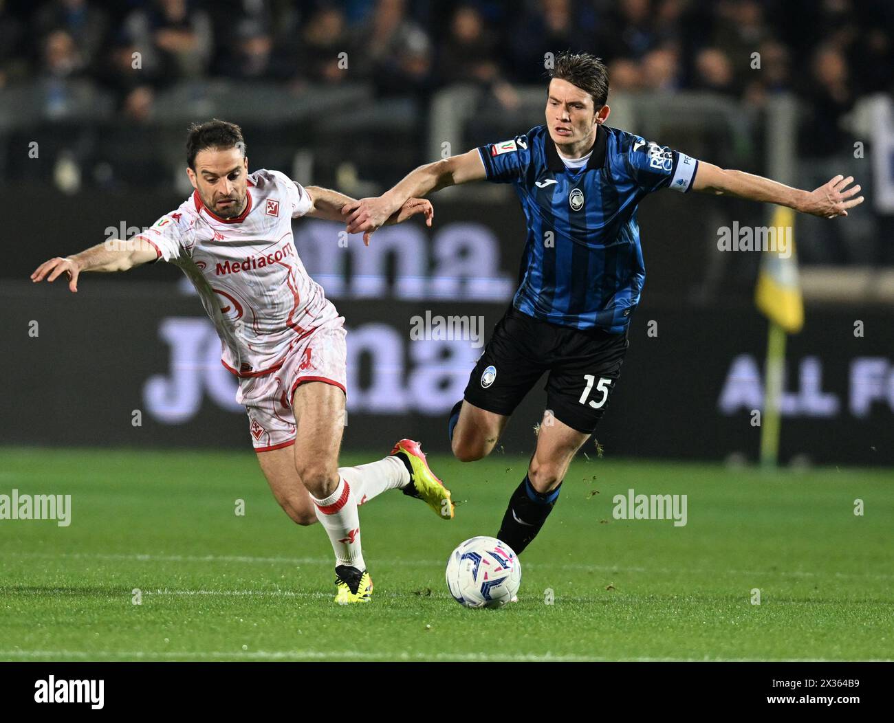 (240425) -- BERGAME, 25 avril 2024 (Xinhua) -- Marten de Roon (R) d'Atalanta affronte Giacomo Bonaventura de Fiorentina lors de la demi-finale de la Coupe d'Italie de football de 2e manche entre Atalanta et Fiorentina à Bergame, Italie, avril. 24, 2024. (Photo Alberto Lingria/Xinhua) Banque D'Images