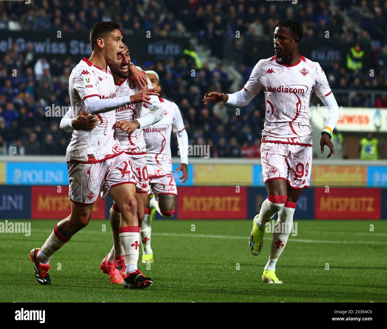 (240425) -- BERGAME, 25 avril 2024 (Xinhua) -- Lucas Martinez Quarta (l) de Fiorentina célèbre son but avec ses coéquipiers lors de la demi-finale de la Coupe d'Italie de football de 2e manche entre Atalanta et Fiorentina à Bergame, Italie, en avril. 24, 2024. (Photo Alberto Lingria/Xinhua) Banque D'Images