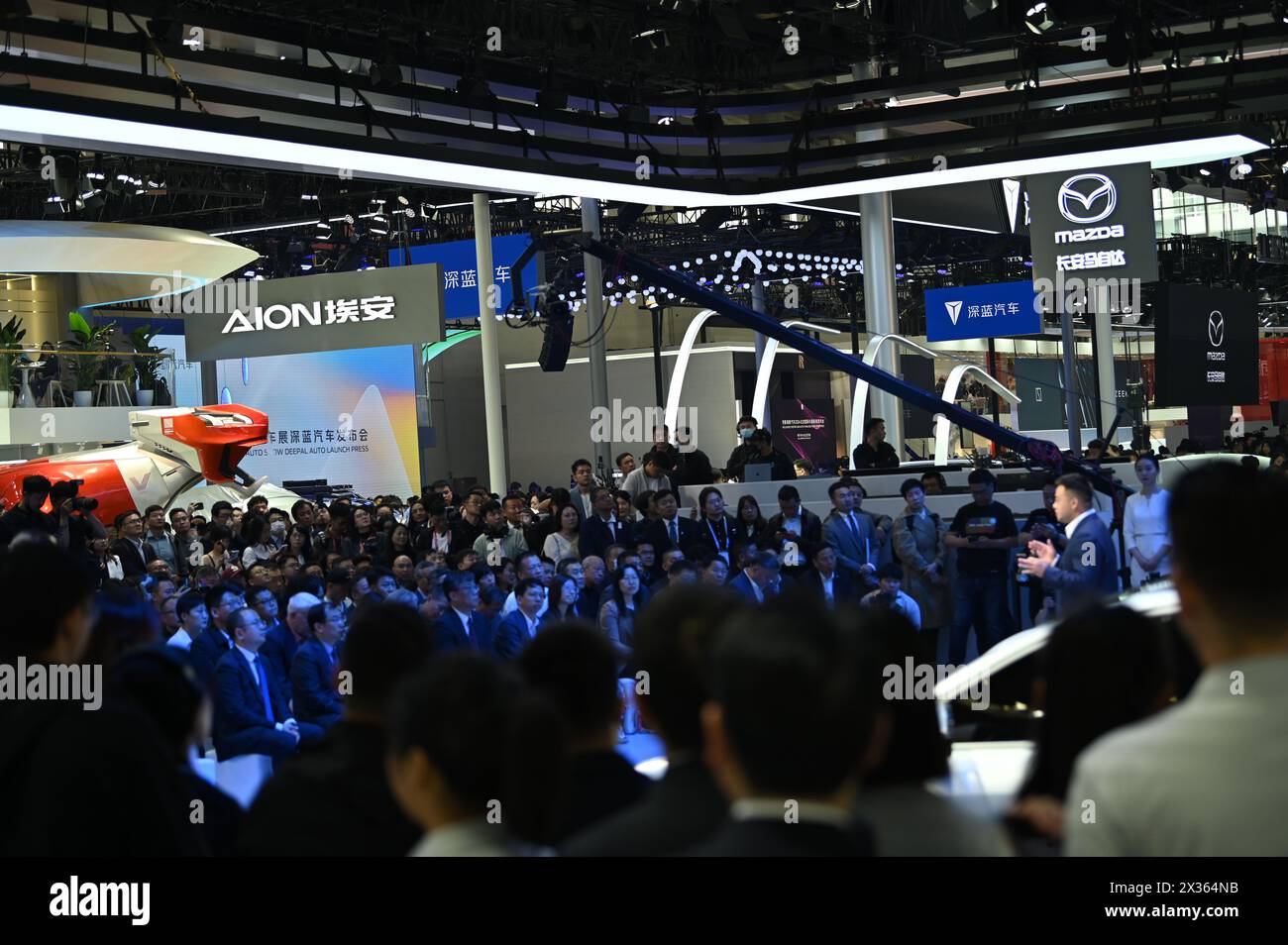 Pékin, Chine. 25 avril 2024. Les visiteurs participent à une conférence de presse au salon « Auto China ». Crédit : Johannes Neudecker/dpa/Alamy Live News Banque D'Images