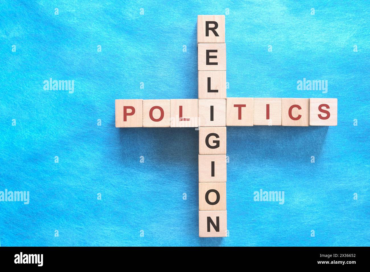Politique et religion concept de relation. Mots croisés puzzle plat sur fond bleu. Banque D'Images