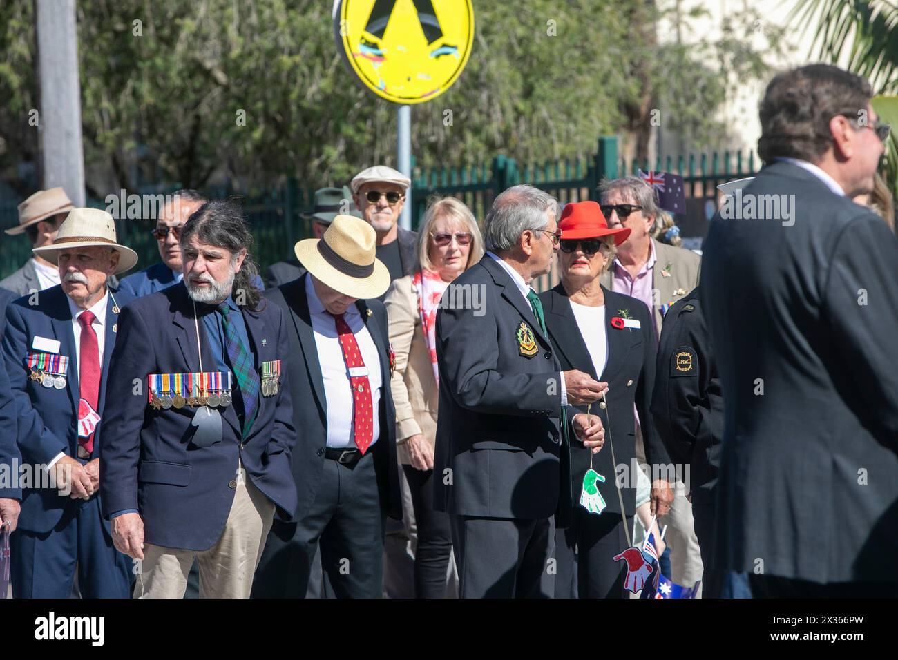 Sydney, Australie, jeudi 25 avril 2024. Dans la petite banlieue de Sydney d'Avalon Beach, des milliers de personnes se sont rendues pour assister à la marche ANZAC Day et au service qui a suivi dans Dunbar Park. ANZAC Day en Australie est une journée nationale de commémoration qui célèbre les Australiens, les Néo-Zélandais et leurs alliés qui ont donné leur vie au combat. De peur que nous oubliions. Nous nous en souviendrons. Créditez Martin Berry@Alamy Live news Banque D'Images