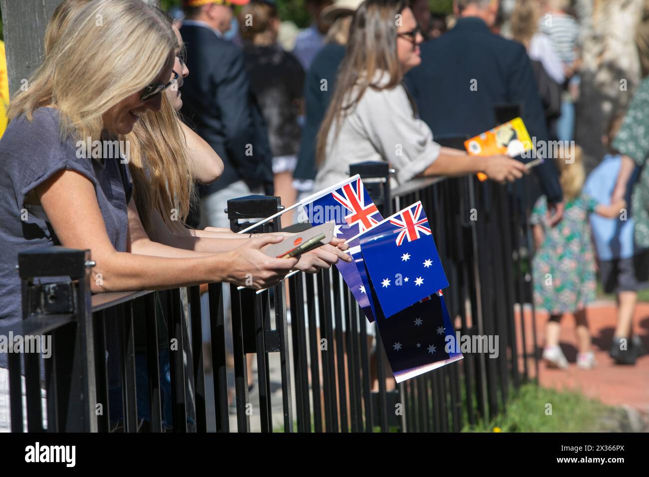 Sydney, Australie, jeudi 25 avril 2024. Dans la petite banlieue de Sydney d'Avalon Beach, des milliers de personnes se sont rendues pour assister à la marche ANZAC Day et au service qui a suivi dans Dunbar Park. ANZAC Day en Australie est une journée nationale de commémoration qui célèbre les Australiens, les Néo-Zélandais et leurs alliés qui ont donné leur vie au combat. De peur que nous oubliions. Nous nous en souviendrons. Créditez Martin Berry@Alamy Live news Banque D'Images
