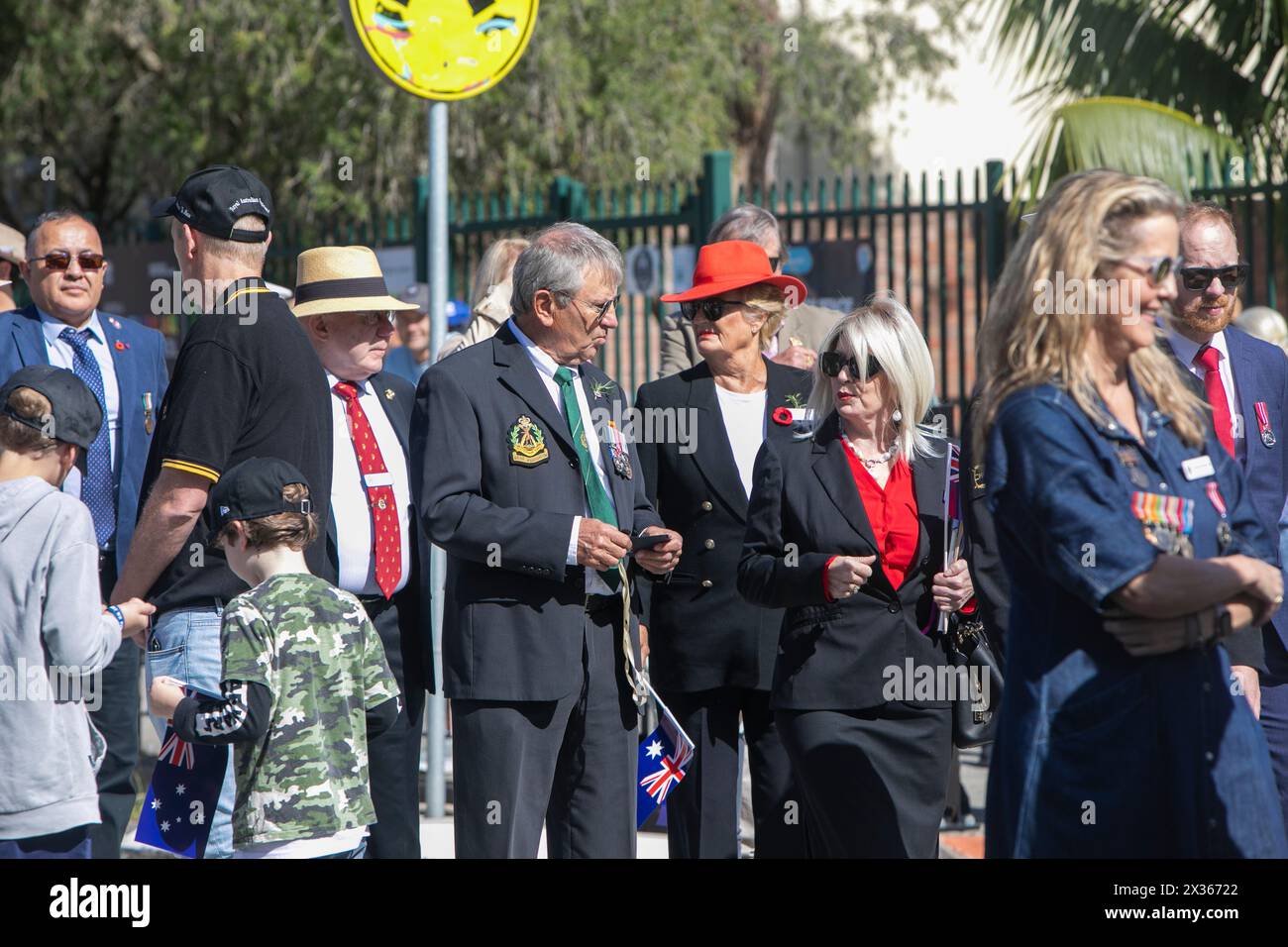 Sydney, Australie, jeudi 25 avril 2024. Dans la petite banlieue de Sydney d'Avalon Beach, des milliers de personnes se sont rendues pour assister à la marche ANZAC Day et au service qui a suivi dans Dunbar Park. ANZAC Day en Australie est une journée nationale de commémoration qui célèbre les Australiens, les Néo-Zélandais et leurs alliés qui ont donné leur vie au combat. Conseillère Karina page (haut rouge) avec des vétérans. De peur que nous oubliions. Nous nous en souviendrons. Créditez Martin Berry@Alamy Live news Banque D'Images