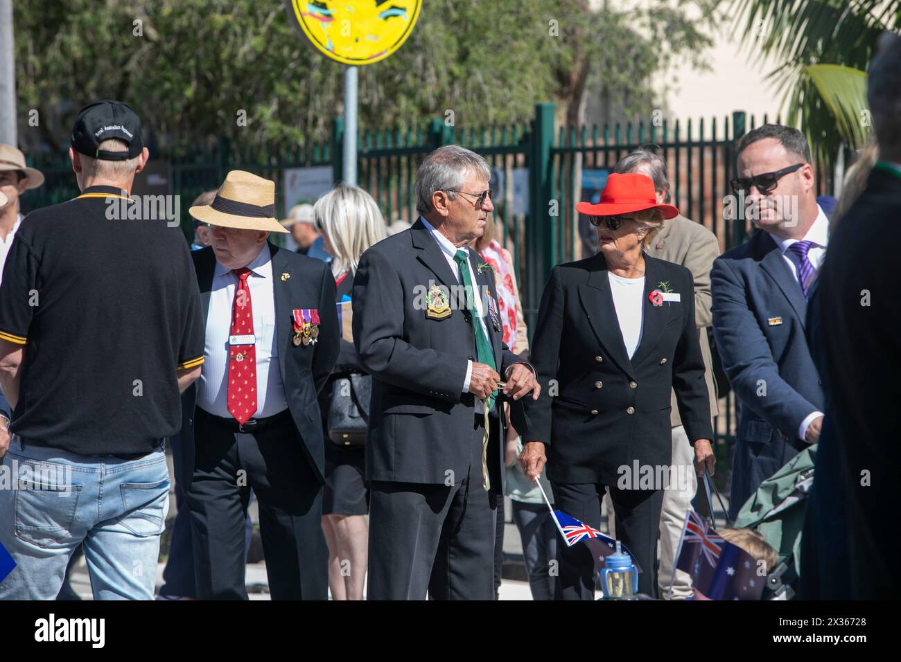 Sydney, Australie, jeudi 25 avril 2024. Dans la petite banlieue de Sydney d'Avalon Beach, des milliers de personnes se sont rendues pour assister à la marche ANZAC Day et au service qui a suivi dans Dunbar Park. ANZAC Day en Australie est une journée nationale de commémoration qui célèbre les Australiens, les Néo-Zélandais et leurs alliés qui ont donné leur vie au combat. De peur que nous oubliions. Nous nous en souviendrons. Créditez Martin Berry@Alamy Live news Banque D'Images
