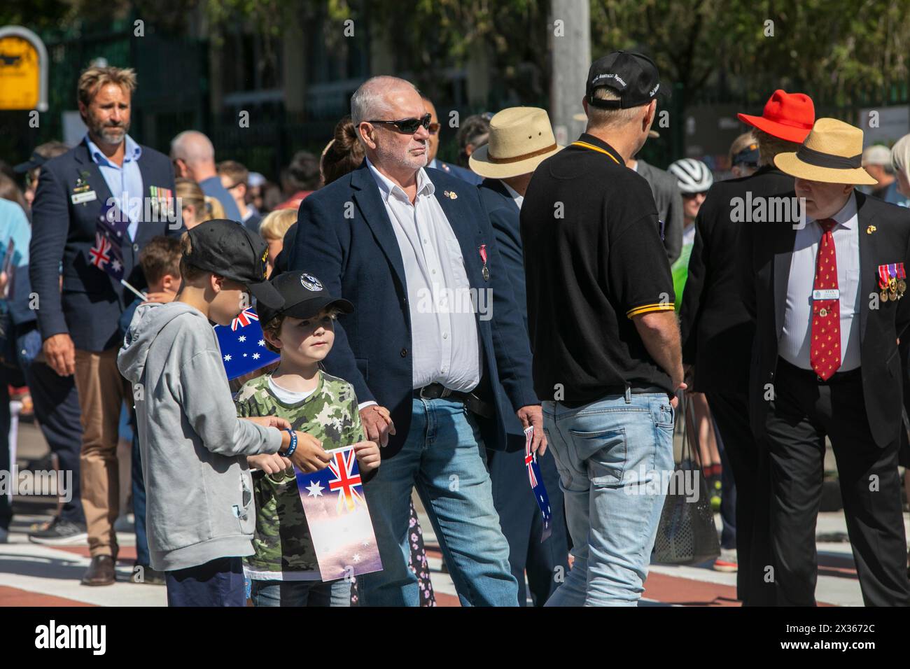 Sydney, Australie, jeudi 25 avril 2024. Dans la petite banlieue de Sydney d'Avalon Beach, des milliers de personnes se sont rendues pour assister à la marche ANZAC Day et au service qui a suivi dans Dunbar Park. ANZAC Day en Australie est une journée nationale de commémoration qui célèbre les Australiens, les Néo-Zélandais et leurs alliés qui ont donné leur vie au combat. De peur que nous oubliions. Nous nous en souviendrons. Créditez Martin Berry@Alamy Live news Banque D'Images